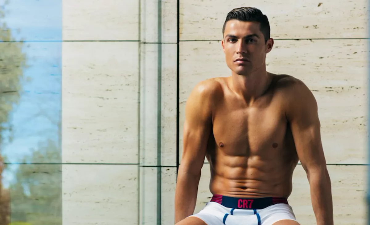 2 874 400 000 FORINT - ennyit fizetett Cristiano Ronaldo ezért az autóért! - Fotók