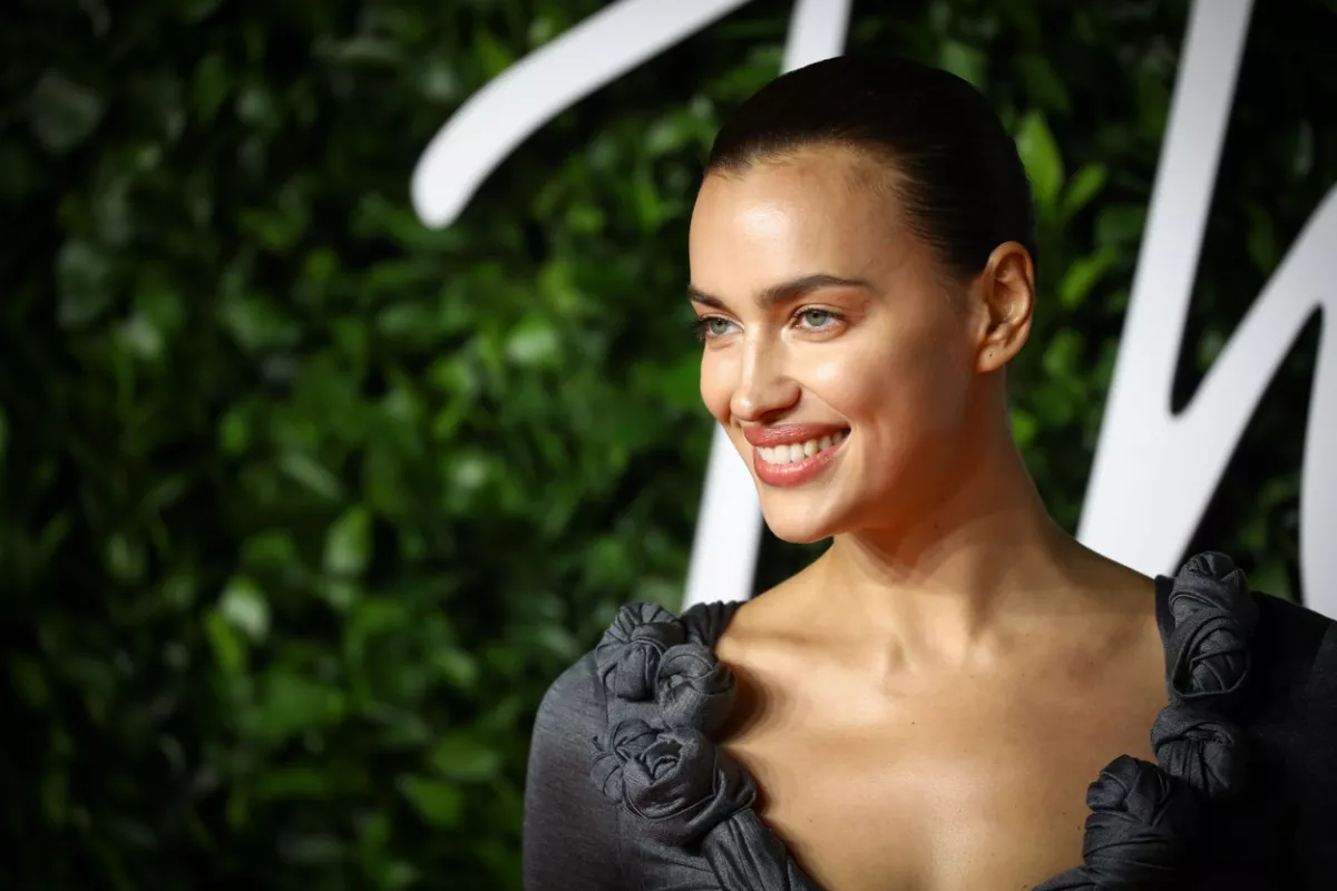 Irina Shayk "kabátján" röhög a világ - így ment ki az utcára? - Fotók