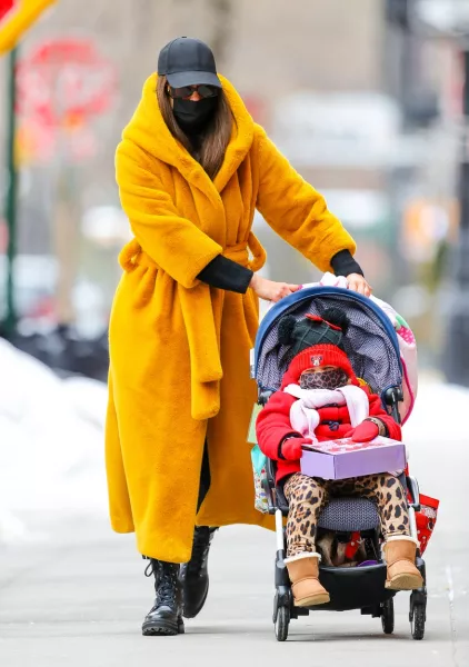 A modell stílusosan egy srága táskát választott a szettjéhez, amikor a gyermekével indult el egy sétára West Village-ban, New Yorkban.