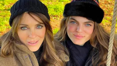LEVETKŐZÖTT: ő Liz Hurley 18 éves fia - megmutatta izomzatát! - Fotók