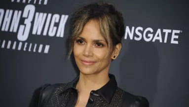 BUMM: félmeztelenül táncol a szerelmének az 54 éves Halle Berry - Videó