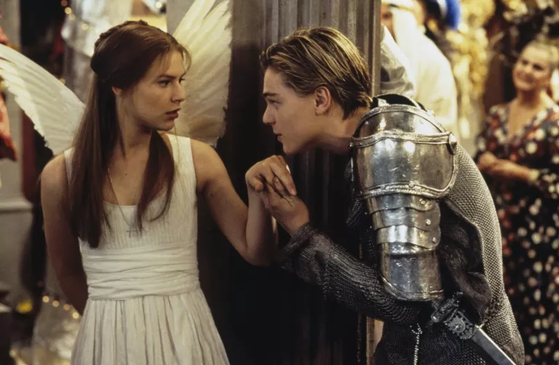 Leonardo DiCaprio és Claire Danes (Rómeó + Júlia) - Ha valaki a klasszikus romantikára gondol, akkor jó eséllyel Shakespeare műve, a Rómeó és Júlia lesz az első, ami az eszébe jut. 1996-ban Leonardo DiCaprio és Claire Danes főszereplésével készült el belőle egy nagyon sikeres adaptáció.  Viszont hiába ők az egyik legismertebb szerelmespár, nagyon utálták egymást az életben, mert DiCaprio szerint Danes túlságosan fenn hordta az orrát, a színésznő szerint meg Leo gyerekes és éretlen volt végig.