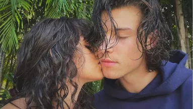 Shawn Mendes ott puszilta meg barátnőjét, ahol keveseknek van gusztusa