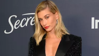 BYE-BYE, SZŐKE! Hailey Bieber a topmodellek kedvenc hajszínére váltott! - Fotók
