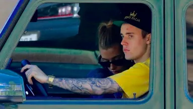 Friss képeken Justin Bieberék űrautója és 800 milliós lakóbusza!