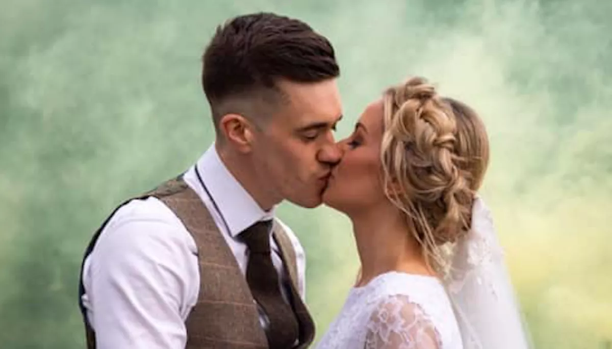 FOTÓK: Ebben a turkálós ruhában ment férjhez - Megőrül érte a világ!