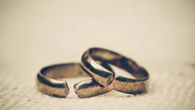 Egy másik férfiért, 3 gyerekkel hagyta el felesége a magyar énekest!