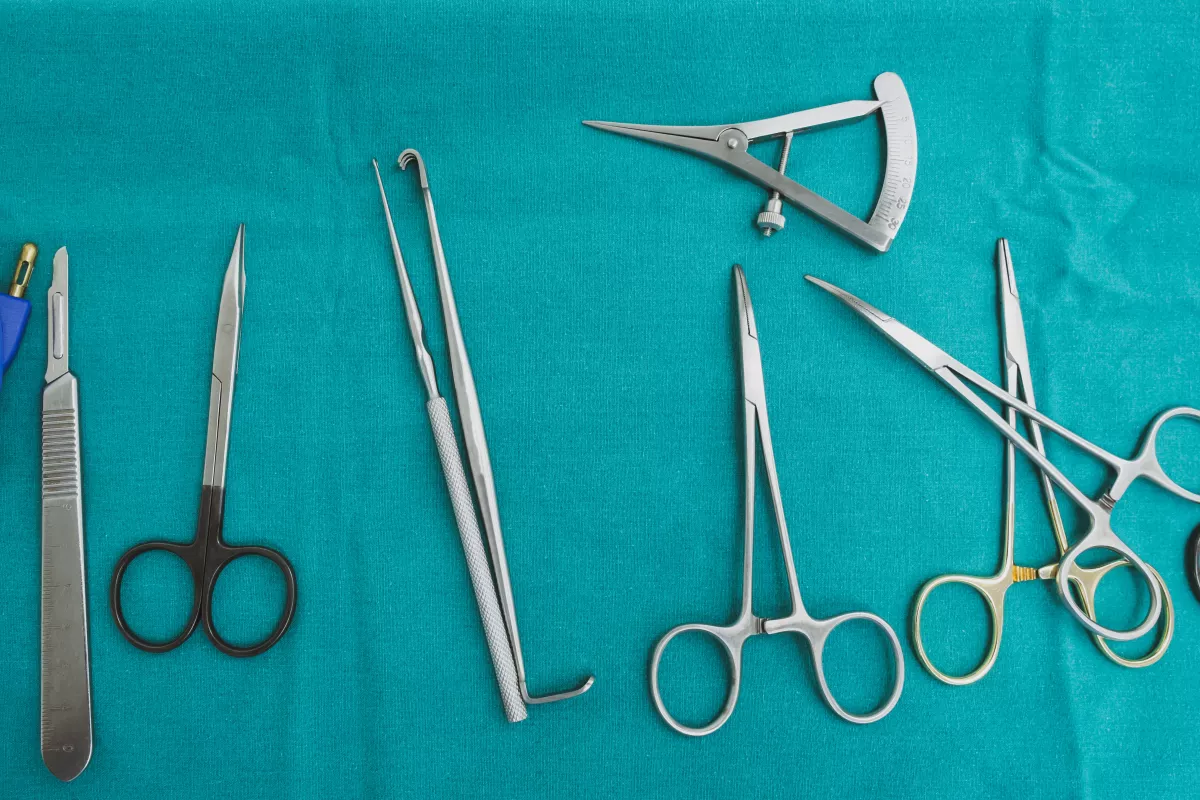 Többször arcon és mellkason szúrt egy sebészeti ollóval egy másik beteget egy COVID osztályon ápolt férfi 