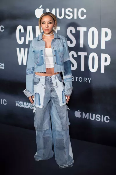 A 28 éves énekesnő, Tinashe több mint 3 éve egy gálán próbálta bevetni ezt a szettet és nagy sikert is aratott vele. A divatvilág azonban úgy döntött, még várnunk kell a nagy visszatéréssel. Így az idén lesz! 