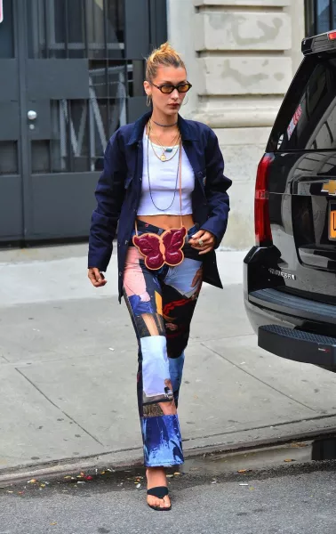 Bella Hadid évek óta az egyik legfelkapottabb modell, így ő gyakran nem követni, diktálni próbálja a tempót. Alig két éve be is vetette ezt a nadrágot. 