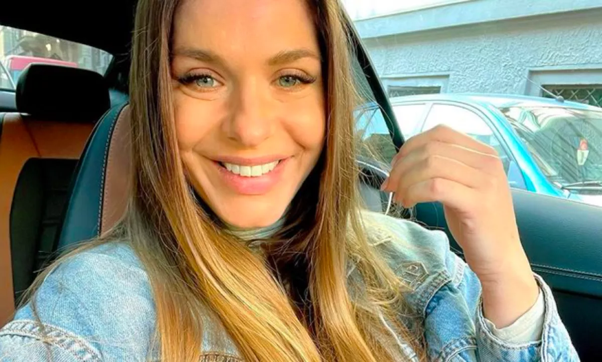 FEHÉRNEMŰS KÉPEK: megmutatta 7 hónapos kismama pocakját Dér Heni! 