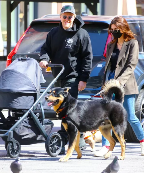 azt nem tudjuk, hogy csinálta, hogy gakorlatilag napok alatt visszanyerte az alakját, de látszólag ő, a kutyája és a férje, Sebastian Bear-McClard is nagyon boldognak tűnik, hogy bővült a család!