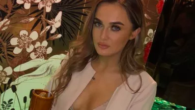 ZSENI: világsztárokká sminkeli magát ez a lány a karanténban - Fotók