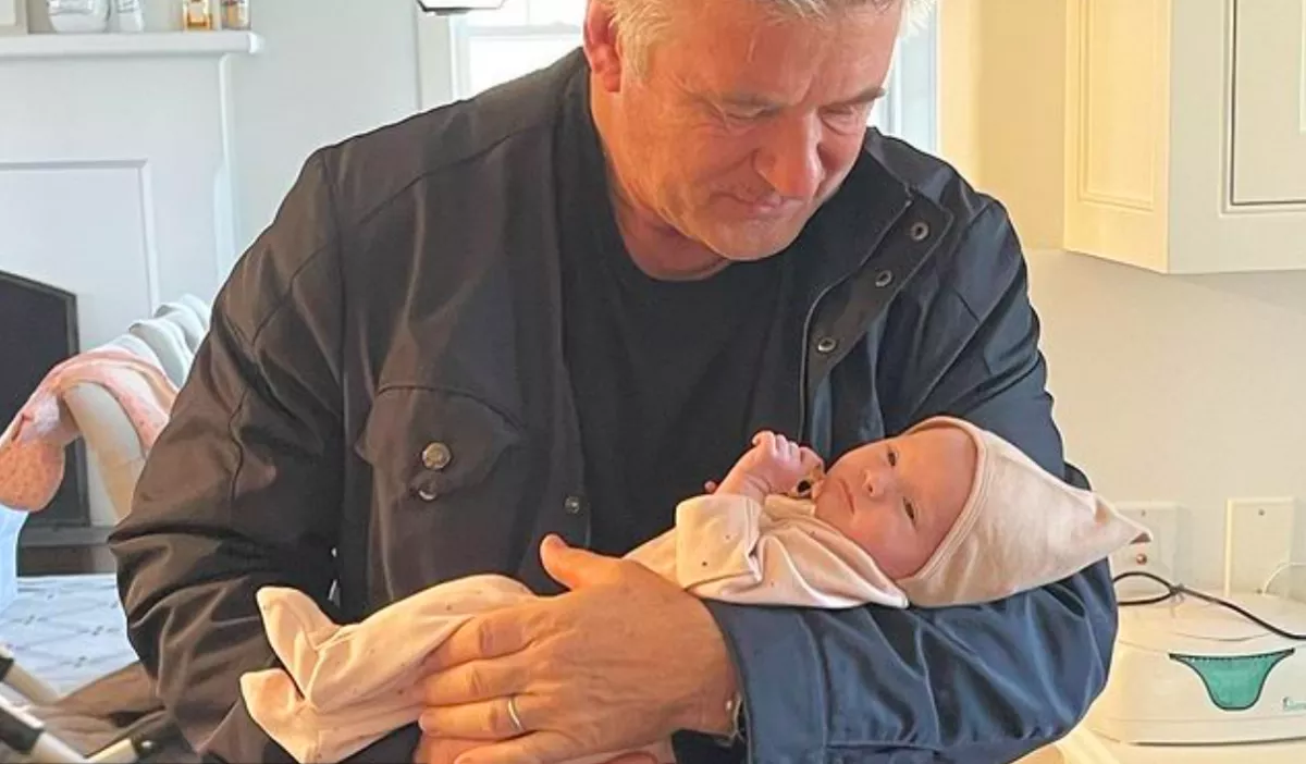 HÁBORÚ! Váratlan dolgot szúrtak ki a rajongók Alec Baldwinék 3 hetes lányának fotóján! - Fotók