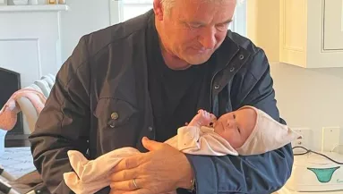 HÁBORÚ! Váratlan dolgot szúrtak ki a rajongók Alec Baldwinék 3 hetes lányának fotóján! - Fotók