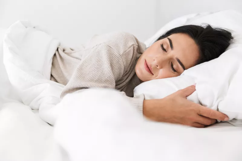 FELNŐTTEK (26-65 év) - 26 és 65 éves kor között az alvás iránti igény folyamatosan és egyenletes csökken: 7-9 óra az ideális, de legalább 6 órát illik mindenkinek aludnia.