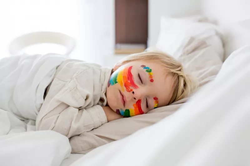 ÓVODÁSOK (3-5 év) - Három és öt éves kor között csökken először jelentősen az alvásigény. Az ilyen korú gyermekeknek általában 10-13 óra alvásra van szükségük. Arra kell odafigyelni, hogy a minimum 8 órás alvás minden nap meglegyen, de 14 óránál többet ne nagyon aludjanak.
