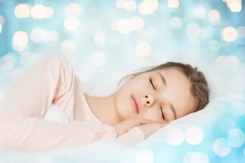 TINÉDZSEREK (14-17 év) - A pubertáskorban az álmok egyre vadabbá válnak és a gyerekek is könnyebben elalszanak. A kutatók szerint a 14 és 17 év közötti tizenévesek beérik 8-10 órás alvással. Ez hétvégén akár 11 órára is nyúlhat, ami még teljesen rendben is van. 