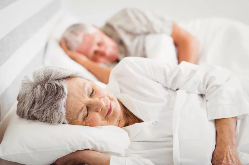 IDŐSEK (65 év felett) - A nyugdíjas évek alatt tovább csökken az alvésigény. A 65 év felettieknek átlagosan csak 8 órsa alvásra van szükségük. De sokan vannak, akik 5-6 óra alvással is jól érzik magukat, de akadnak olyanok is, akik 9 órát is alszanak. 