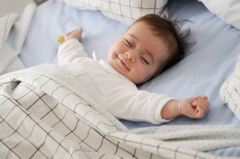 KISGYERMEKEK (12 hónap - 2 év) - Az NHF szerint az egy és két év közötti gyermekek számára a minimum alvásidő 9-10 óra. Az ideális hossz 11-14 óra, a maximum pedog 16 óra.