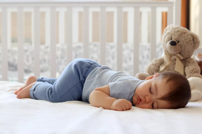 CSECSEMŐK (4-11 hónap) - Négy és tizenegy hónapos kor között az alvás ideális hossza 12-15 óra. Ha ez egy kicsit kevesebb - tíz ,vagy tizenegy óra - még szintén rendben van. Ugyanez vonatkozik arra az esetre is, amikor a kicsik kicsit tovább szunnyadnak: 16-18 órát.