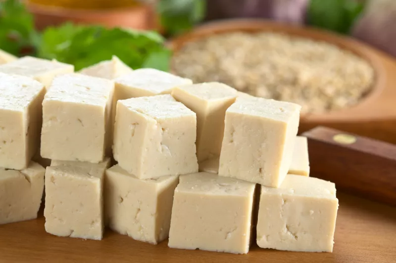TOFU. Ugyan mit árthat nekünk a tofu? Nos, idegessé és nyugtalanná tehet! A tofu ugyanis úgynevezett tripszineket tartalmaz, amelyek megnehezítik az emésztést. Ráadásul rézt is van benne, ami szintén elősegítheti a nyugtalanságot. Tofu helyett ma már sokan miso-t (ejtsd: miszo - a szerk.) ajánlanak, ami egy szójababból/árpából/rizsből készült erjesztett paszta. Sokkal könnyebb megemészteni is.