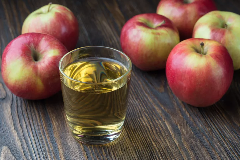 ALMALÉ. Bizony, az almalé nehezen emészthető rostokat tartalmaz. A fruktóznak köszönhetően pedig a stresszhormon túlzott mértékben is felszabadulhat. Hiszed, nem, ez még a pánikrohahoz hasonló tünetekkel is járhat. Ezért jobb, ha mértékkel fogyasztod, vagy még jobb, ha szódával bolondítod meg picit.