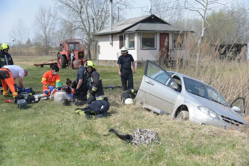 A katasztrófavédelem híre szerint az autójába rekedt férfit a fővárosi tűzoltók kiemelték őt az autóból és átadták a mentőknek.