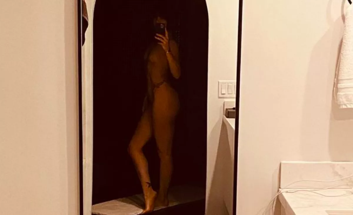 SZTÁRKVÍZ: melyik sztár posztolta ezt a meztelen tükörszelfit? 