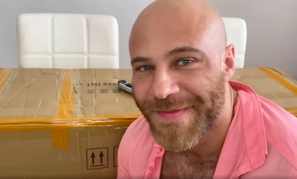 ÍME LUNA: Méretes dobozban hozta a postás a testépítő új szexbaba barátnőjét! - Fotók