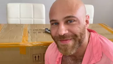 ÍME LUNA: Méretes dobozban hozta a postás a testépítő új szexbaba barátnőjét! - Fotók