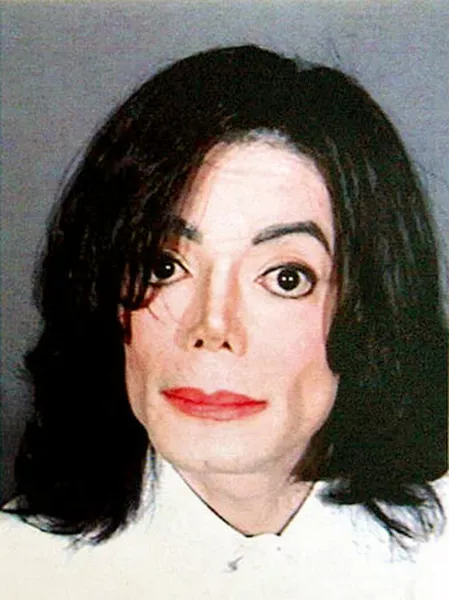 Michael Jacksont a Santa Barbara-i rendőrségen állították elő 2003-ban gyermekmolesztálási ügyben. 3 millió dolláros óvadékért cserébe került szabadlábra.