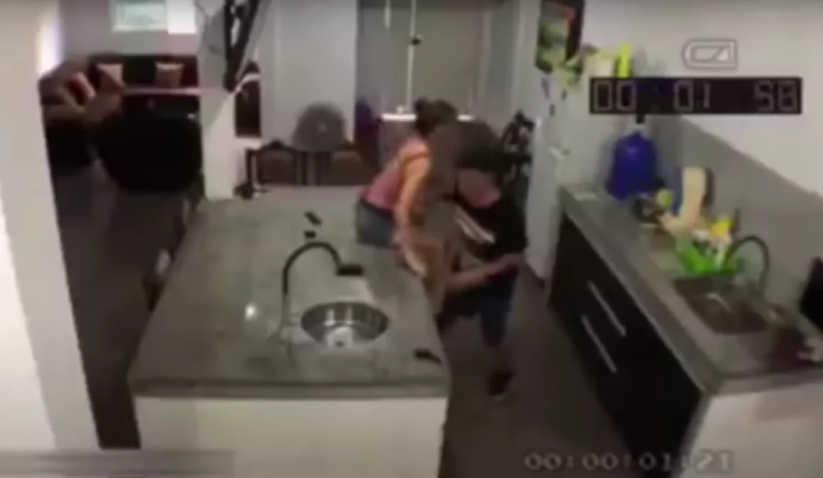 VIDEÓ: hamarabb ért haza a férj, a szerető élet-halál harcát rögzítette a kamera