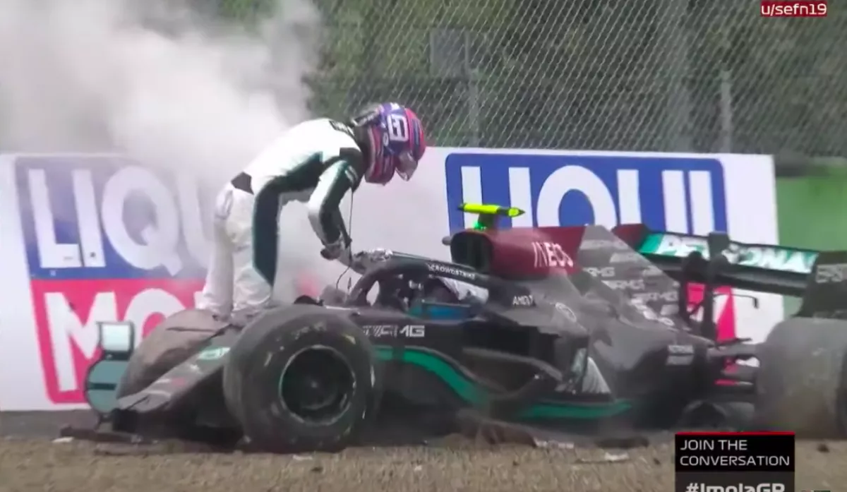 DRÁMA A FORMA-1-BEN: félbeszakították a versenyt - Hihetetlen dolgot tett Russell! - VIDEÓ