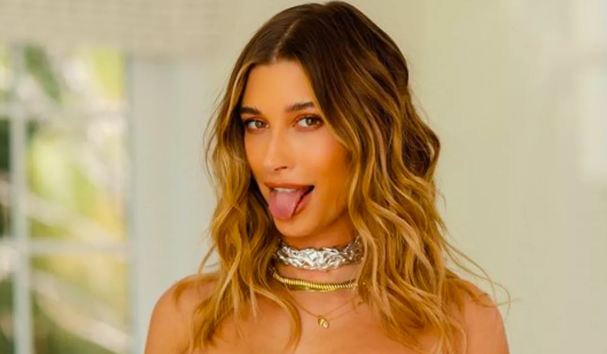 SOKAN KIAKADTAK: Hailey Bieber ebben a ruhában ment el egy esküvőre! - Fotó