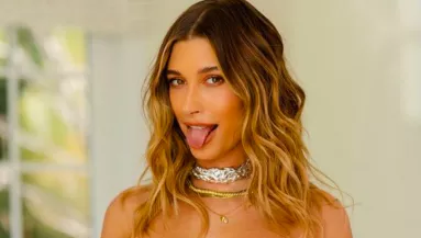 SOKAN KIAKADTAK: Hailey Bieber ebben a ruhában ment el egy esküvőre! - Fotó