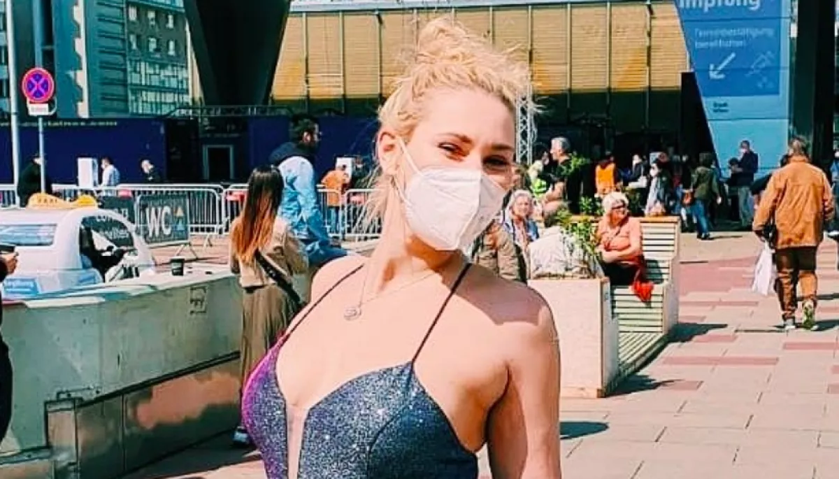 50 ezres estélyiben ment korona oltásra - őt ünnepli a net!