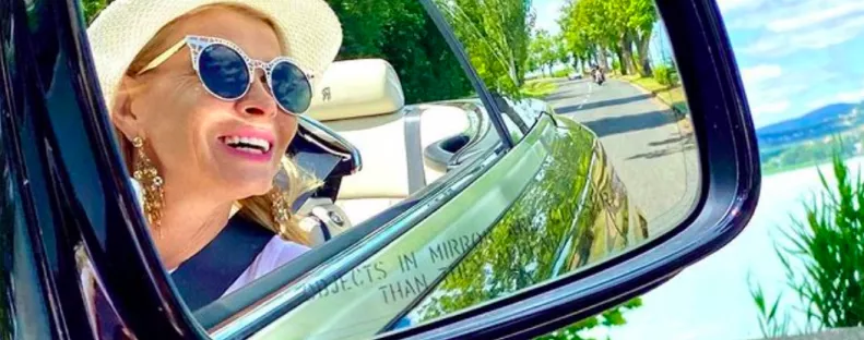 150 milliós kocsival villog a magyar luxusfeleség férje! - Videó