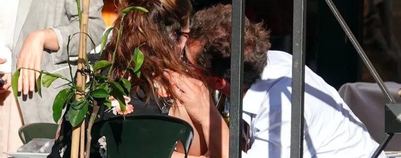 LEBUKTAK: Házas sztárt csókolt a szexi színésznő, ezt kéri most a férfi felesége - FOTÓK