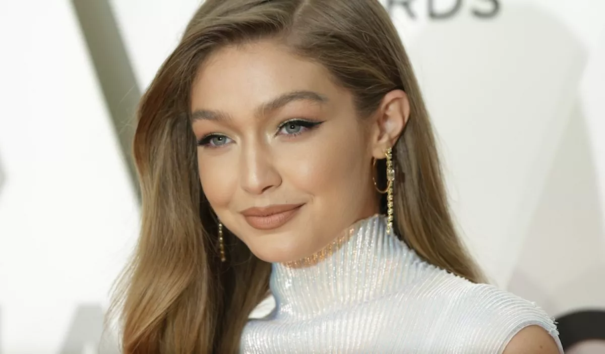 Berobbantotta Gigi Hadid az új frizuratrendet - Hailey Bieberét gondolta újra - Fotók