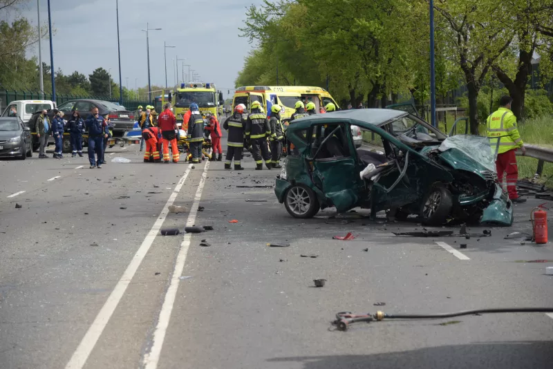 A másik kiszabadított embert a rajok átadták a mentőknek.