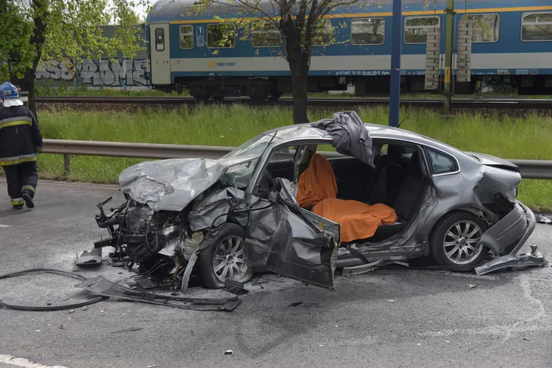 A fővárosi hivatásos tűzoltók a katasztrófavédelmi műveleti szolgálat irányításával, két beszorult sérültet emeltek ki az összeroncsolódott járművekből. 