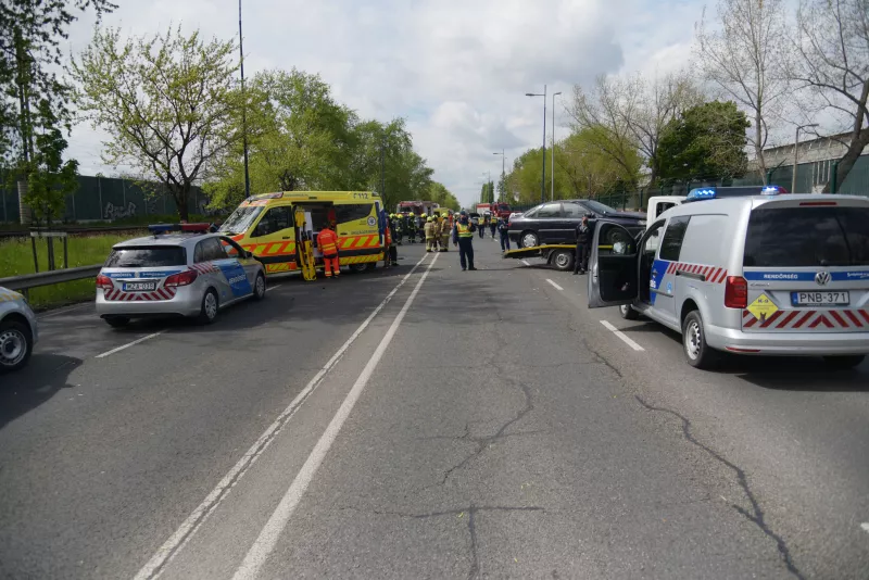 Négy személyautó ütközött össze Budapest XVIII. kerületében, a Ferihegyi repülőtérre vezető úton, a „D” porta magasságában csütörtökön délután.