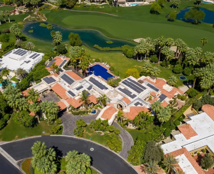 Légi felvételek Bill Gates és Melinda Gates Indian Wells-i kastélyáról - a pár sajtóhírek szerint 27 év házasság után házassági szerződés nélkül válik el. A lenyűgöző ingatlant a Microsoft mágnás 1999-ben vásárolta 12,5 millió dollárért. A hatalmas ház a kaliforniai Palm Desert területén, egy előkelő üdülőövezetben található. 6 hálószobával és 9 fürdőszobával rendelkezik, de a háttérben látható golfpálya is telken belül van. De tavaly ettől is drágább házat vettek. 