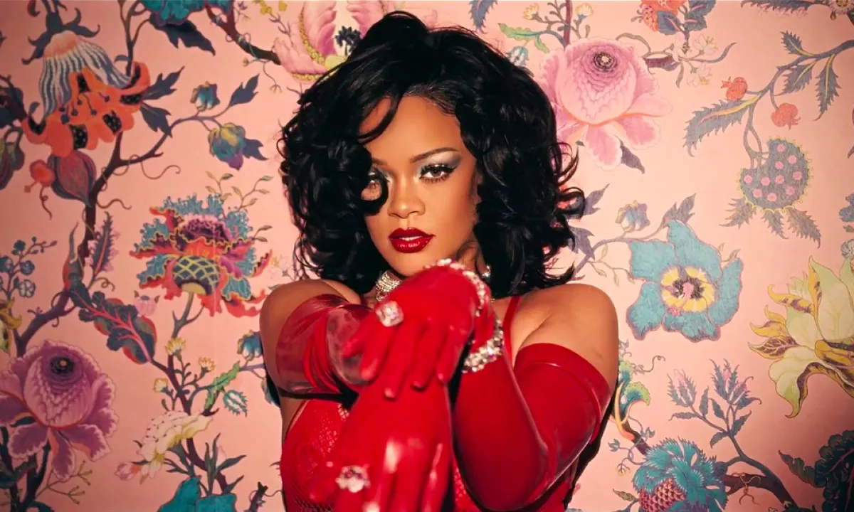 PAPARAZZI LEPLEZTE LE: titokban letolták Rihanna haját! - Fotók