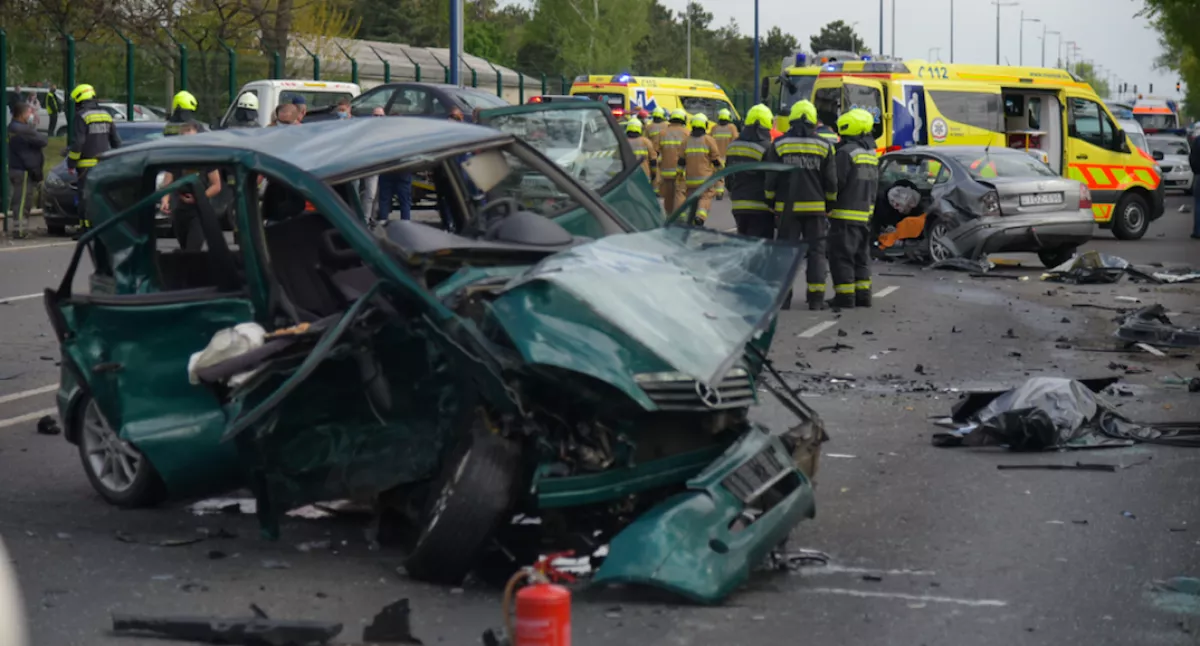 Halálos tömegkarambol a Ferihegyi úton - Gyalog menekült el a sofőr, jogsija sem volt