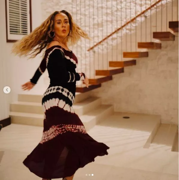 33 éves lett Adele - az énekesnő egy albummal és három képpel emlékezik meg élete nagy napjáról. Ez a kép is belekerült és leesik tőle a világ álla. Közel 50 kilót fogyott az elmúlt 2-3 évben. 