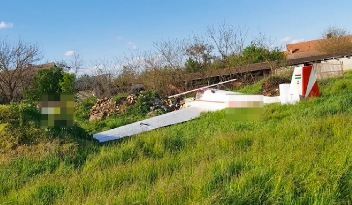 FOTÓK: Lezuhant egy kisrepülőgép Törökszentmiklósnál - az utasok a roncsba szorultak!