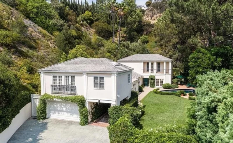 Beverly Hills tetején, egy zsákutcában található Katyék otthona, a 410 négyzetméteres ház októberben került fel az eladó ingatlanok listájára. Sokan meglepődtek, bár, ha belegondolunk, nem egyedi eset. Most 300 millióval lett olcsóbb.
