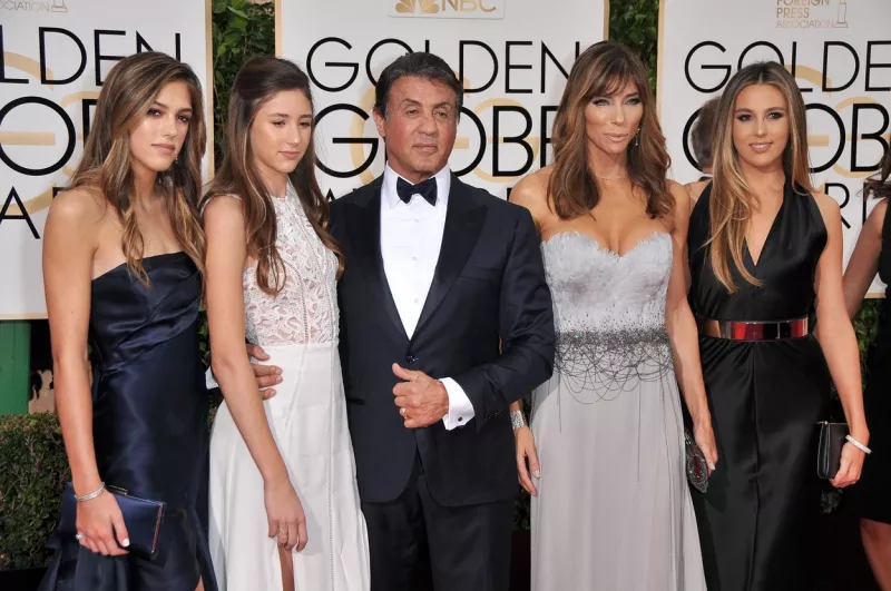 Sajtóhírek szerint Stallone és családja válthatja majd a Kardashian-klánt a képernyőn. Szóval tessék szépen megbarátkozni ezzel a látvánnyal. A színész felesége gyönyörű, lányai nemkülönben. Egytől-egyig modellek. Az eladó háza azonban mindent visz és most 7 milliárddal olcsóbb!
